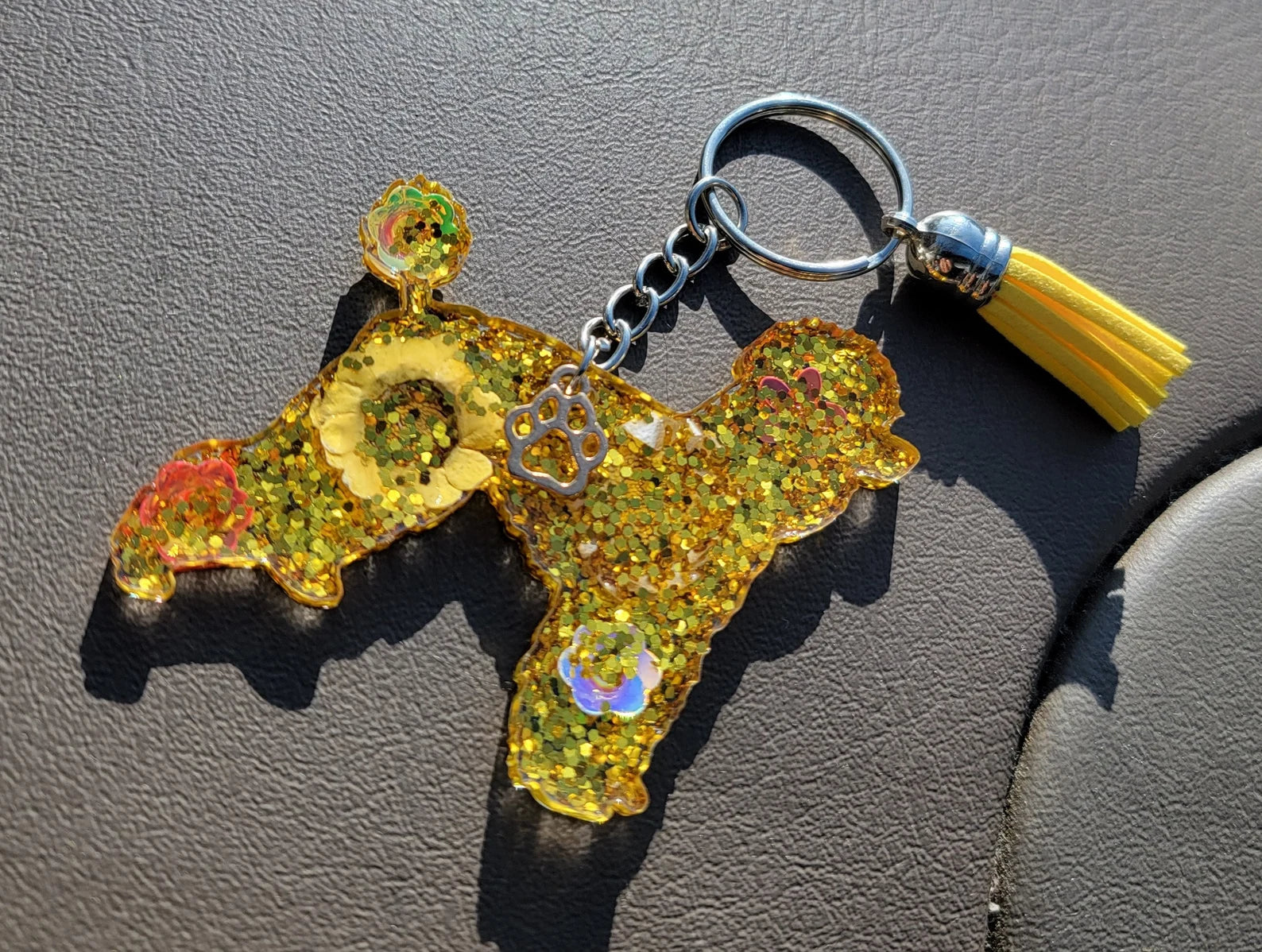 Golden handmade poodle keychain ! Gift keychain poodle lovers ! Resin flowers keychain